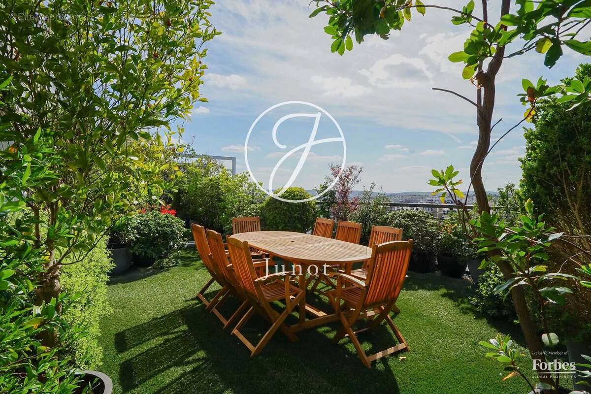 Appartement à PARIS-16E