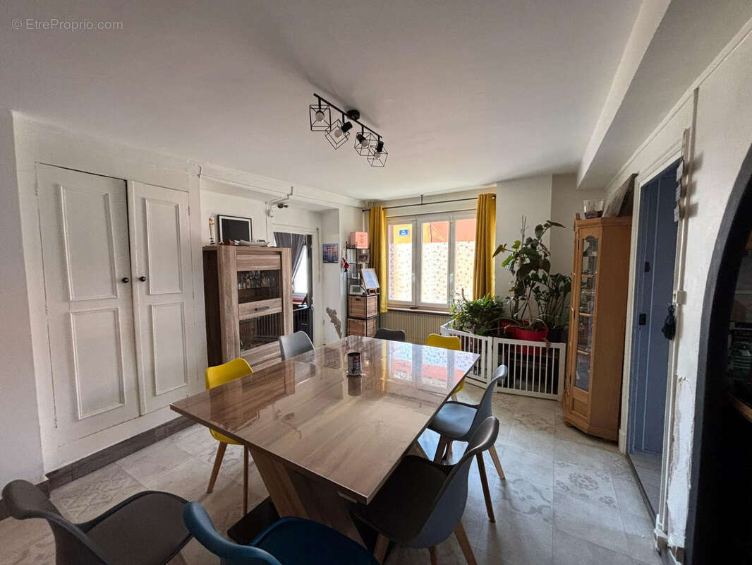 Maison à BAGE-LE-CHATEL