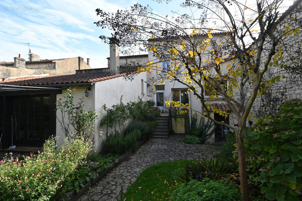 Appartement à SAINT-JEAN-D'ANGELY