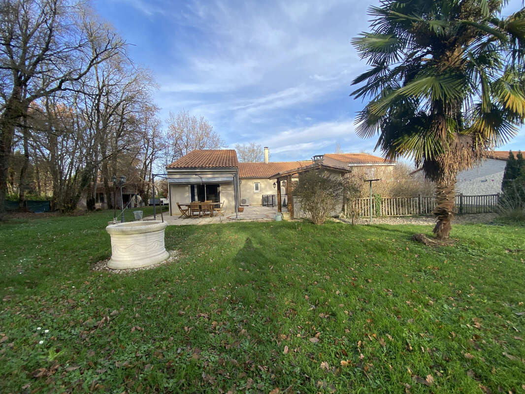Maison à ROULLET-SAINT-ESTEPHE