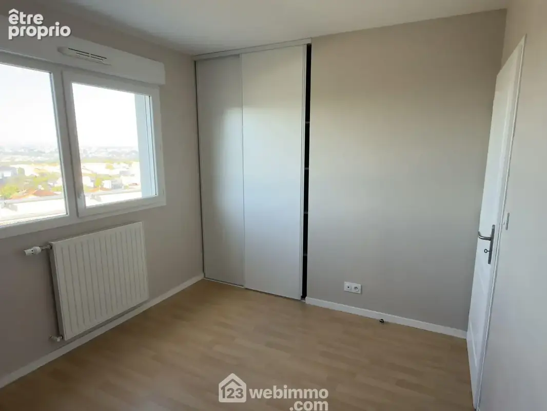La deuxième chambre avec placard avec placard