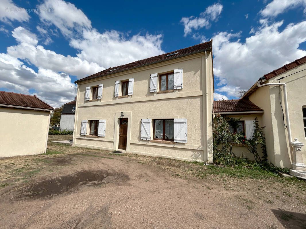 Maison centre-ville de Commentry - photo 1
