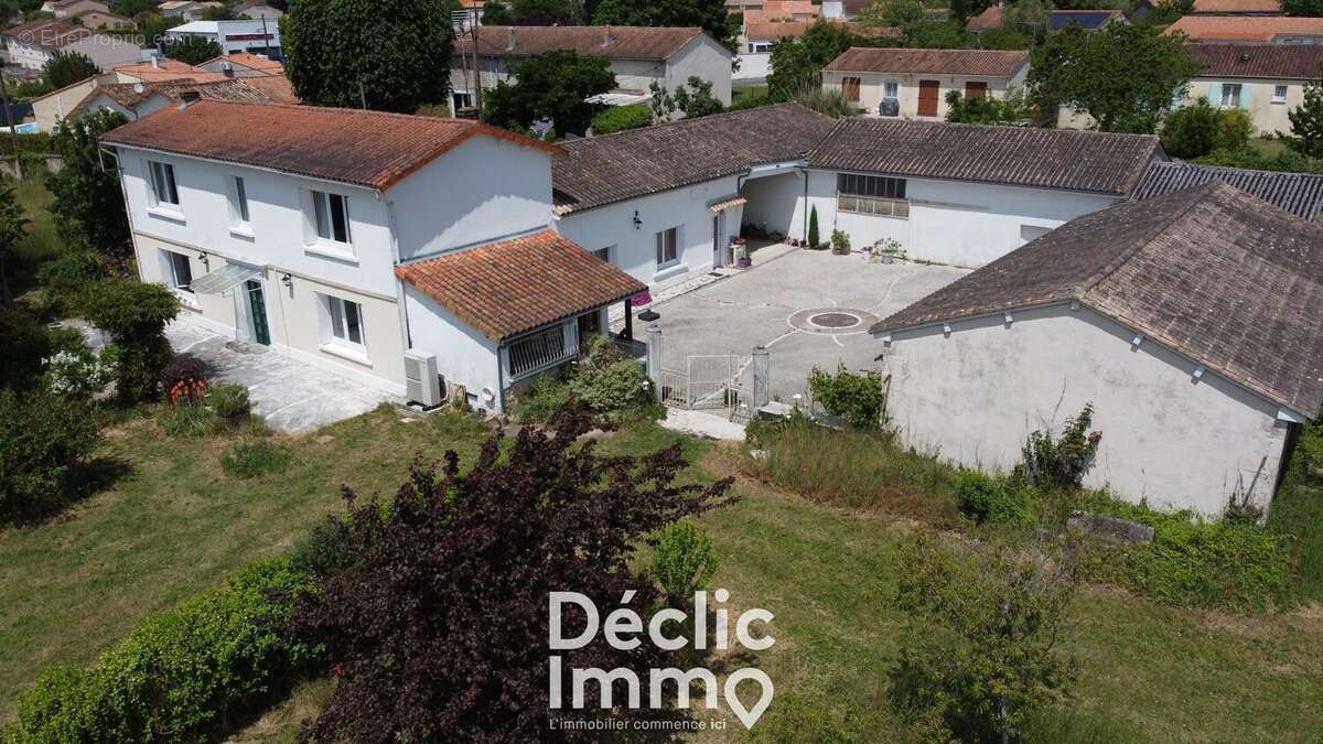 Maison avec studio indépendant et grandes dépendances  191 m² - photo 20