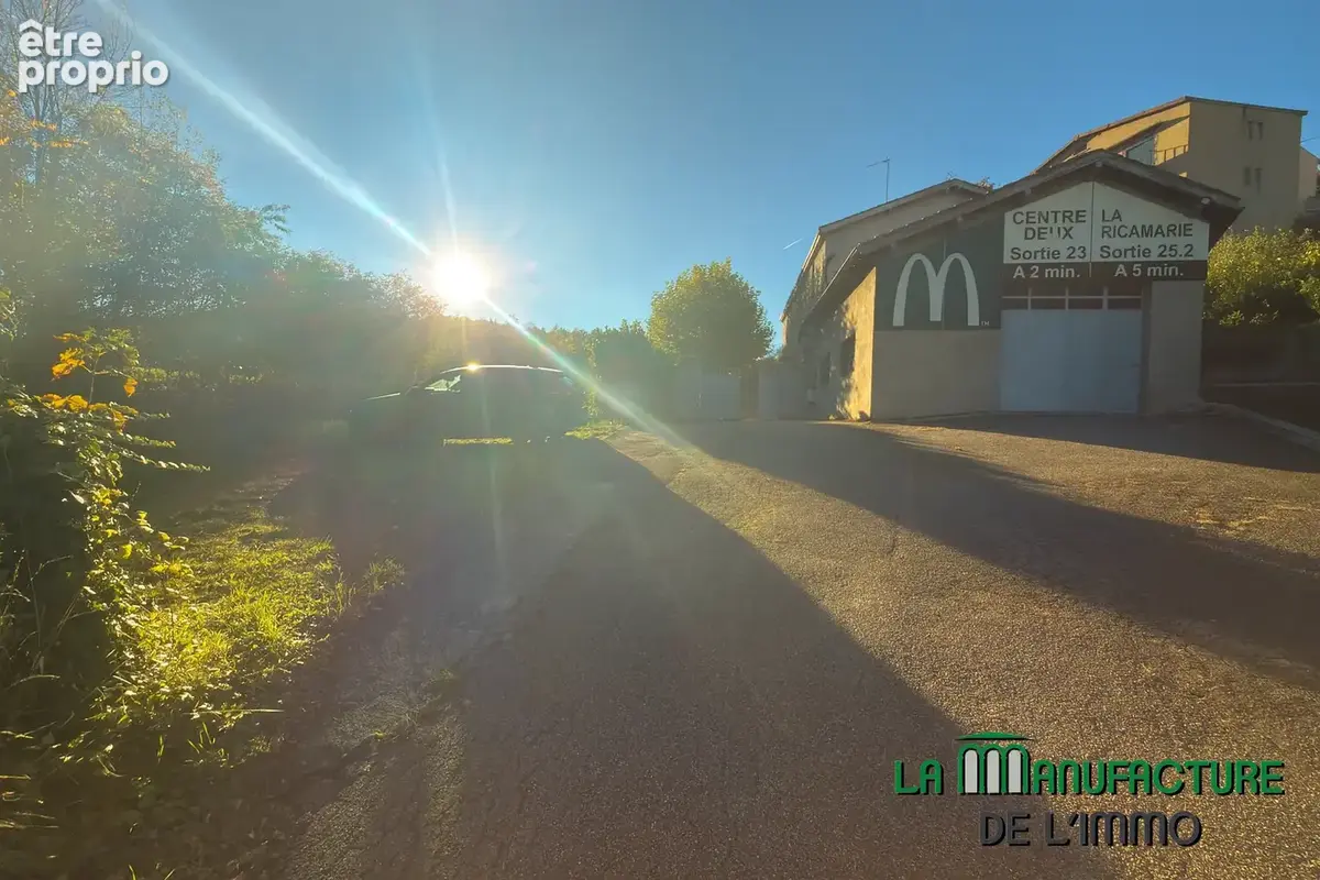 Immeuble avec hangard et garages secteur terrenoire proche des acces autoroutier - photo 2