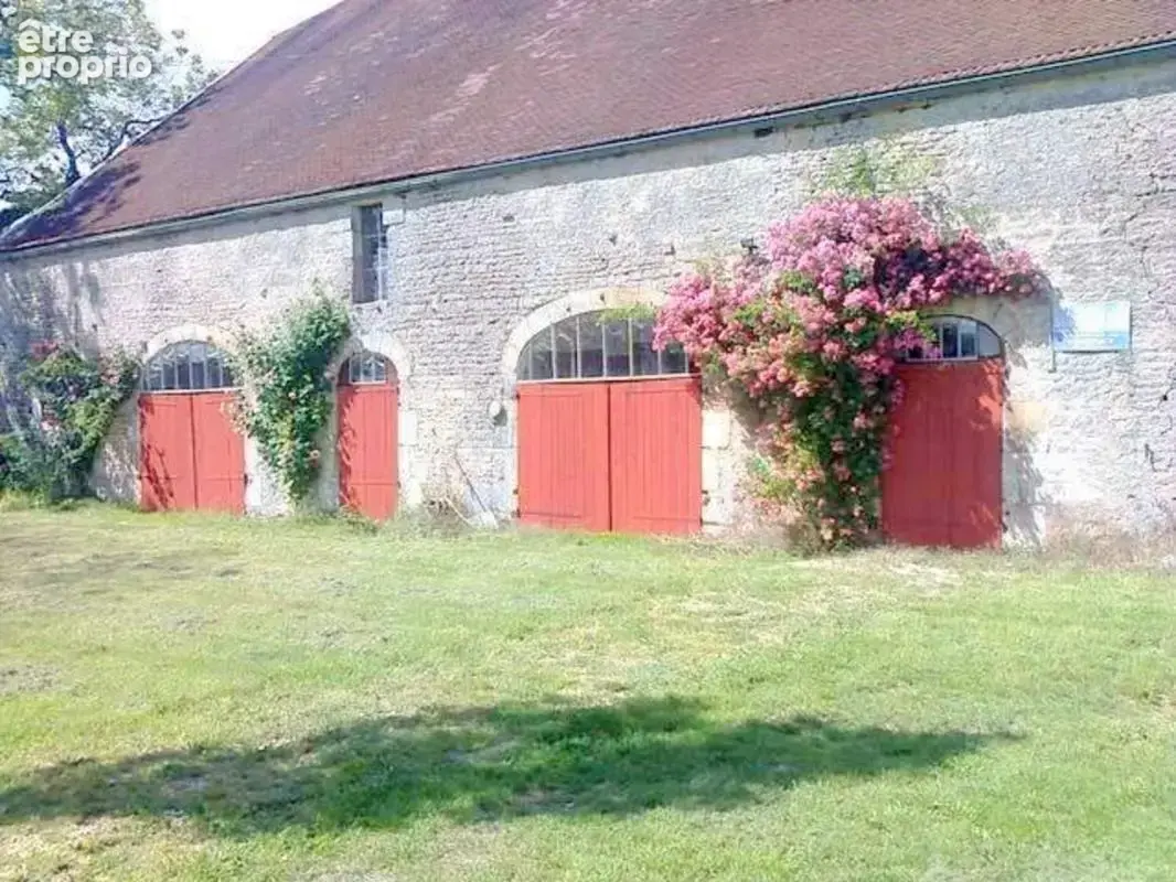 Corps de ferme semi autonome de 1027m² de bâtiments sur un terrain de 2.8 hectares - photo 2