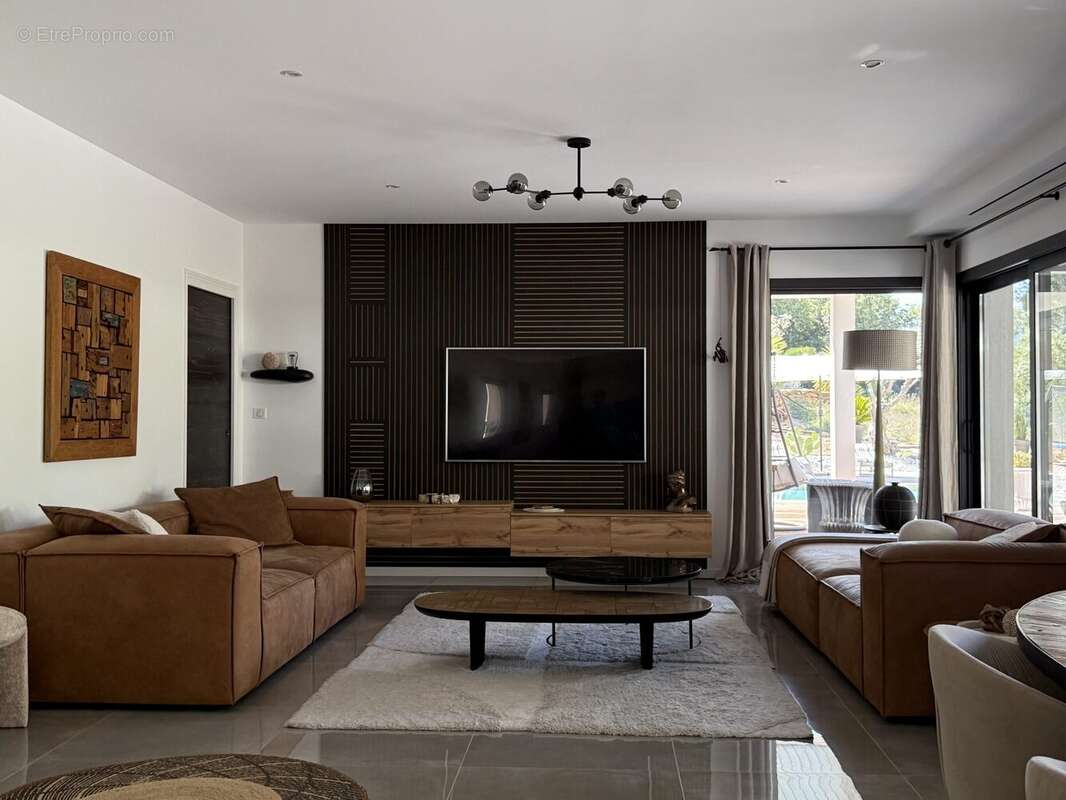 Maison 201 m² à Saint-Cyr-Sur-Mer  - photo 3