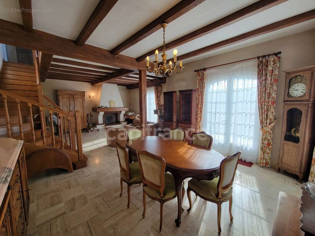 ( 85 ) Vendée entre NOIRMOUTIER , PORNIC et CHALLANS à vendre centre ville  BEAUVOIR SUR MER maison 7 pièces , 181 m² ,4 chambre - photo 2