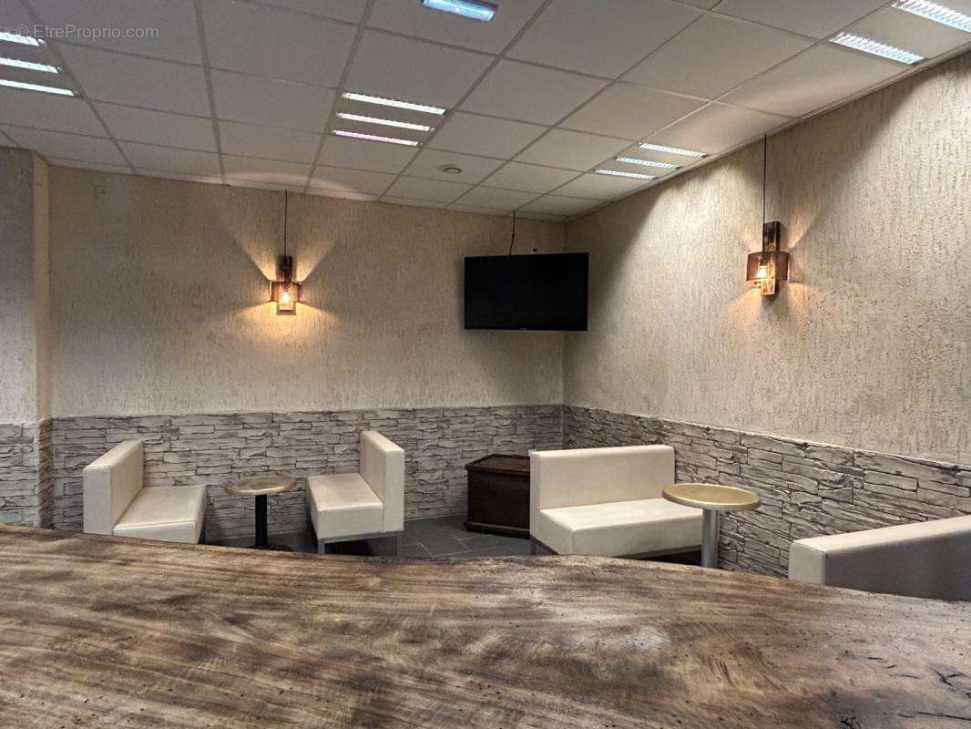 Commerce à L'AIGUILLON