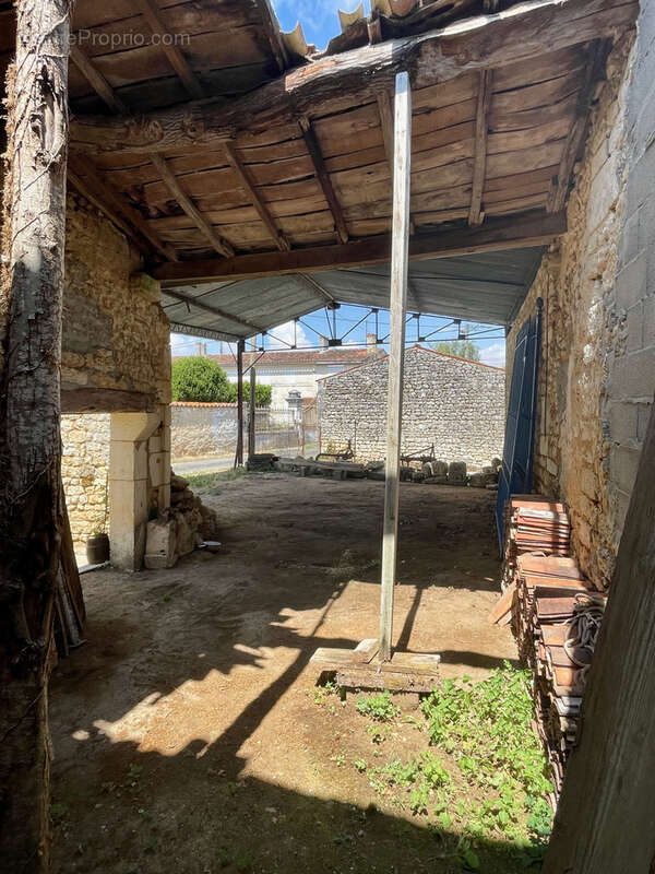 Bâtiment (ancienne maison) en cours de rénovation avec dépendances et parcelle attenante - photo 9