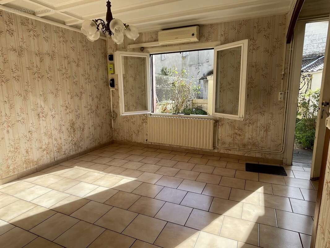 Maison à COUTRAS