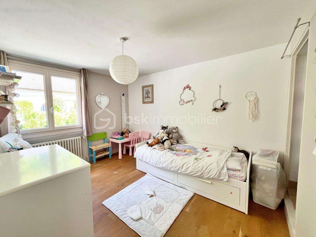 Maison familiale de 174 m² avec vue et environnement privilégié - photo 15