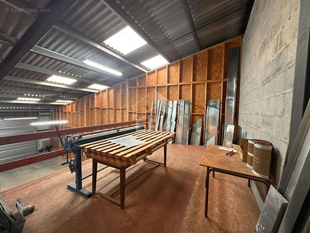 Local professionnel : entrepôt + bureau / 132 m² / copro récente / 2 parkings privatifs - photo 4