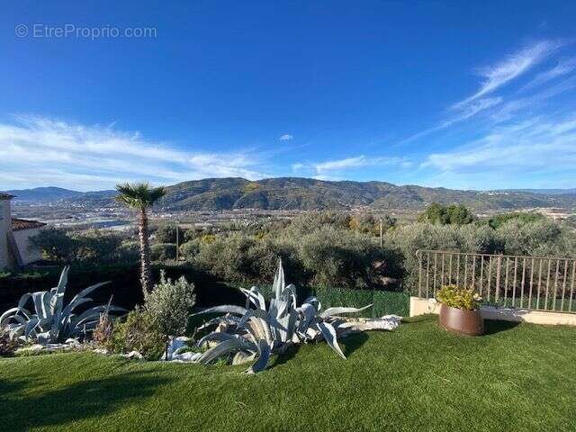 Maison à LA ROQUETTE-SUR-SIAGNE