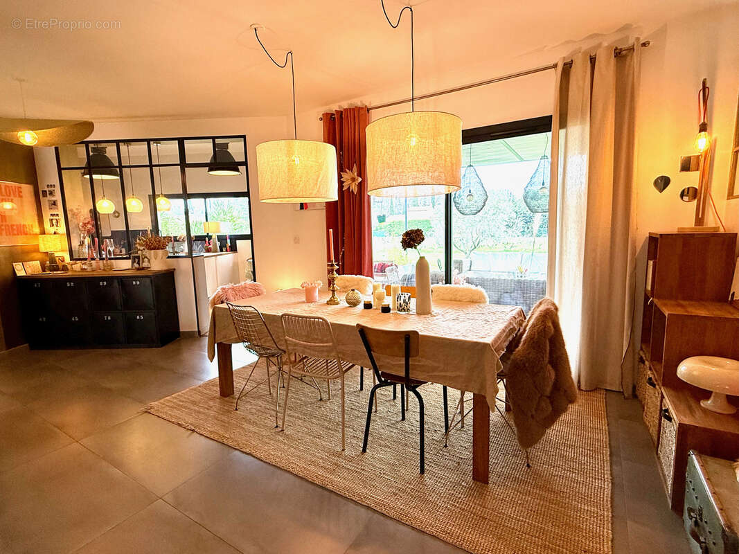 Maison à SAINTE-CECILE-LES-VIGNES