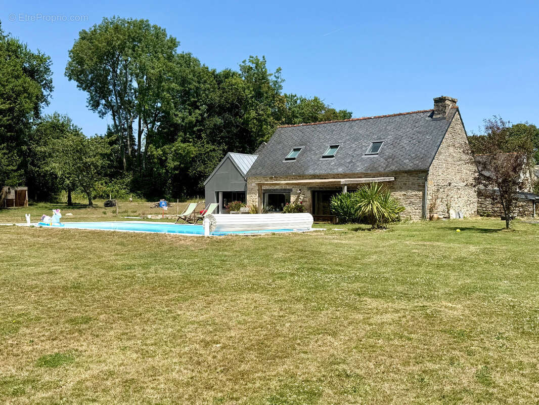 TREMEOC (29) – Corps de ferme rénové de 225 m² au sol avec piscine, studio indépendant, penty et jardin arboré - photo 2