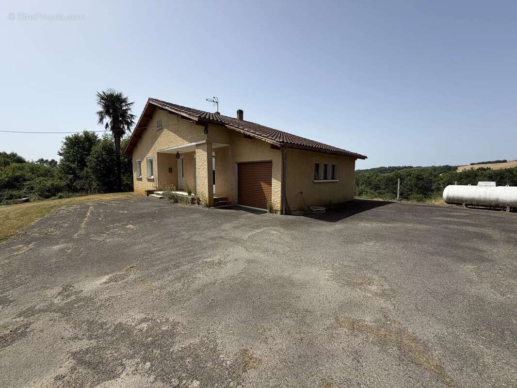 Maison de plain-pied de 77m2 habitables avec garage sur un terrain de 1 560m2 clos - photo 2