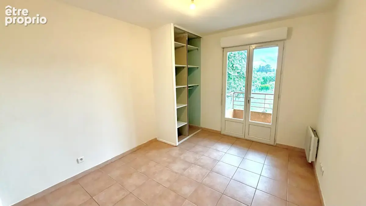APPARTEMENT de type T4 résidentiel, avec parkings privatifs et sécurisés. - photo 8