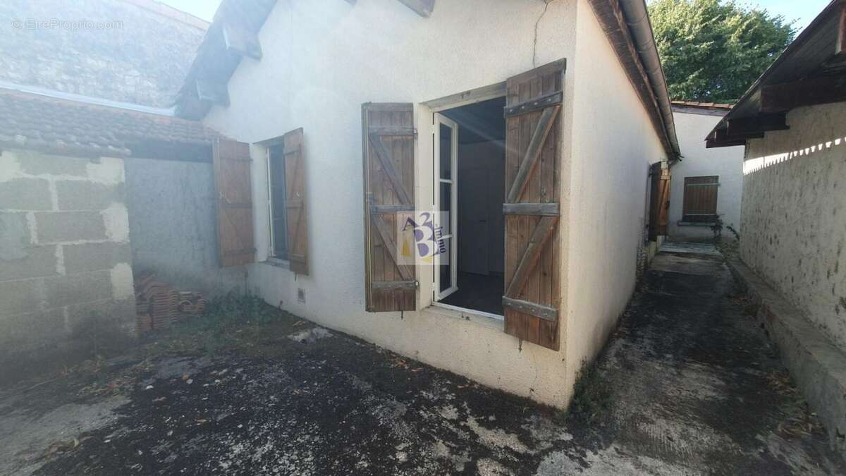 ANGOULEME, Quartier Victor Hugo villa, 3 chambres, garage, parc arboré - photo 6