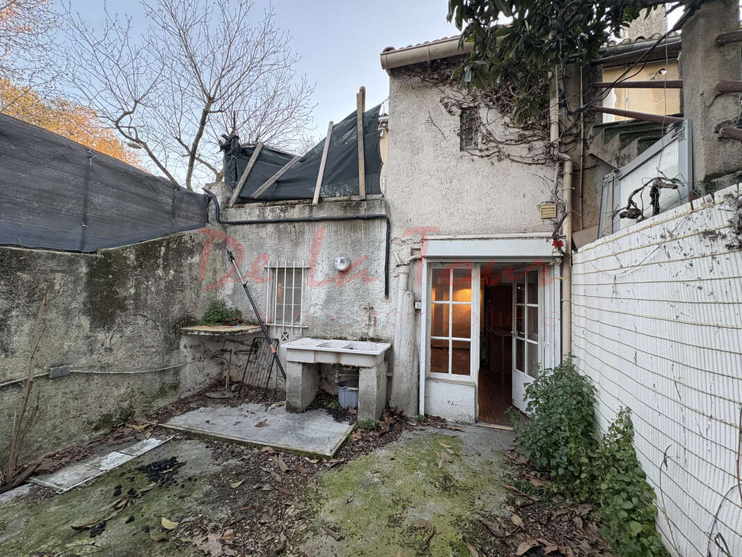 Immeuble avec commerce superficie totale 100m2 - photo 8
