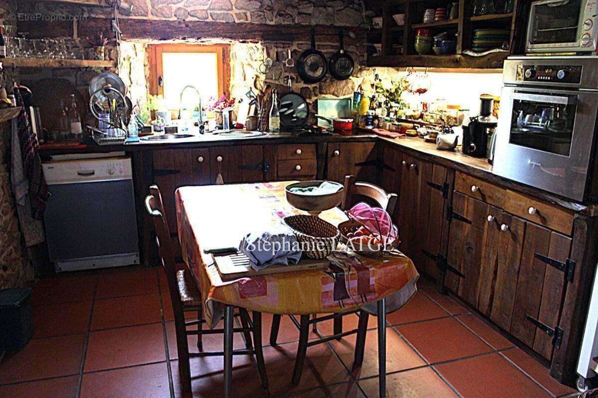 Ferme rénovée de 5 chambres avec Gîte à Larodde (63) - photo 3
