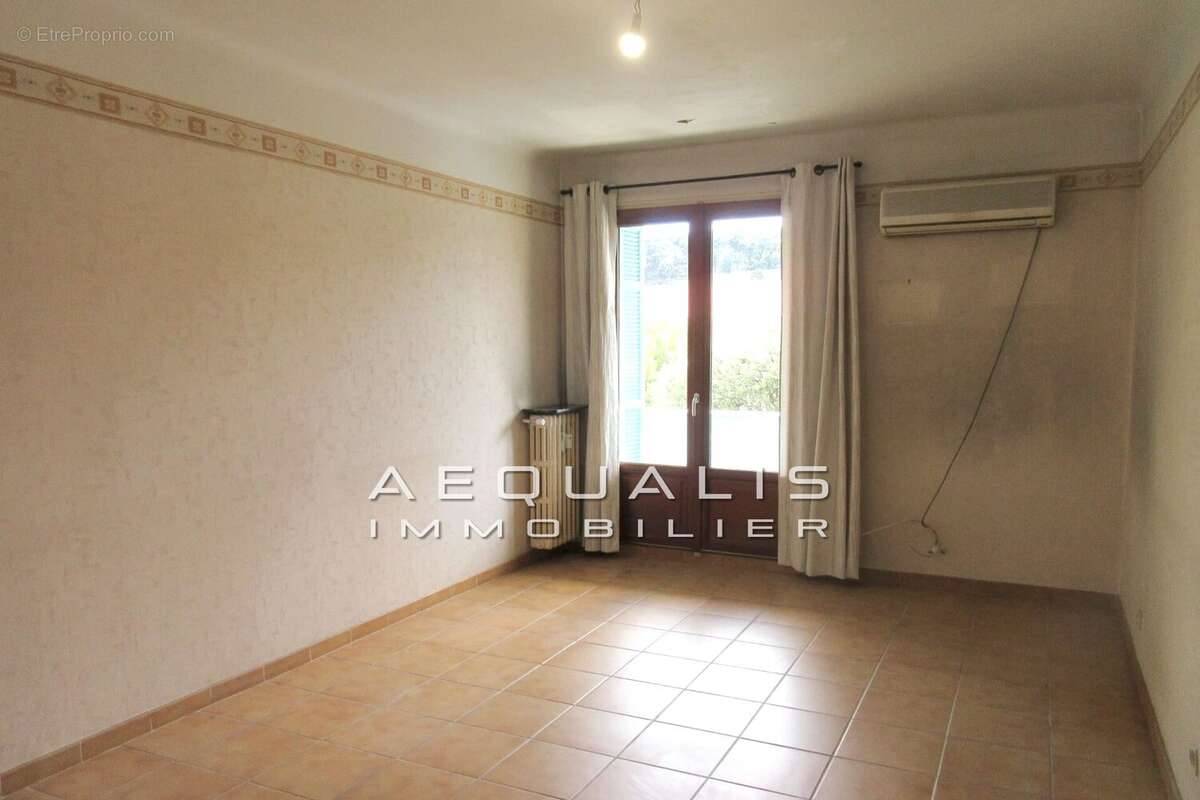 Appartement à SAINT-LAURENT-DU-VAR