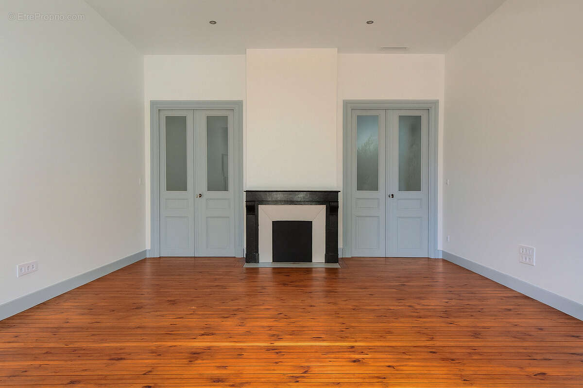 Nîmes - Quartier Carnot : Superbe appartement P4 entièrement rénové dans un immeuble bourgeois - photo 3