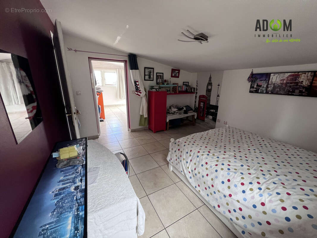 Niveau 1 - Chambre 3 - Maison à LE TAMPON