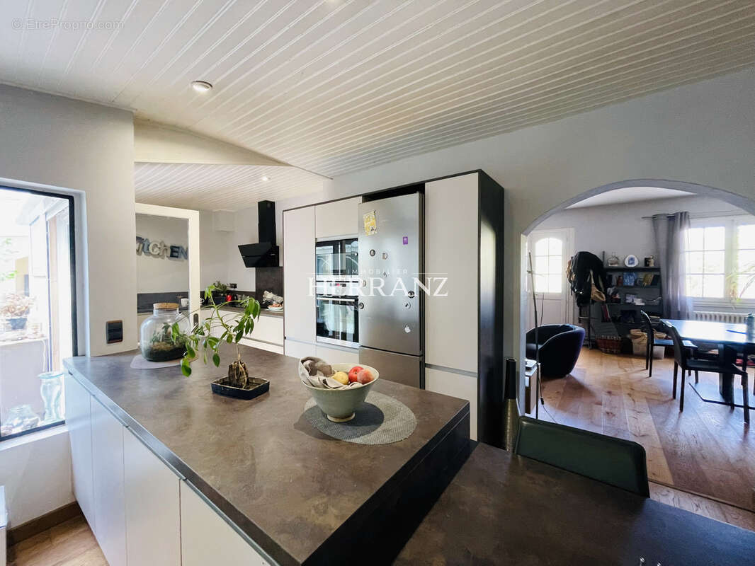 maison de 180m2 avec 5 chambres, garages, dépendance sur 1500m2 de terrain - photo 4