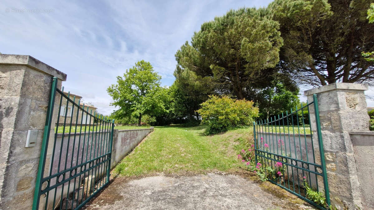 Maison à CHENAC-SAINT-SEURIN-D&#039;UZET