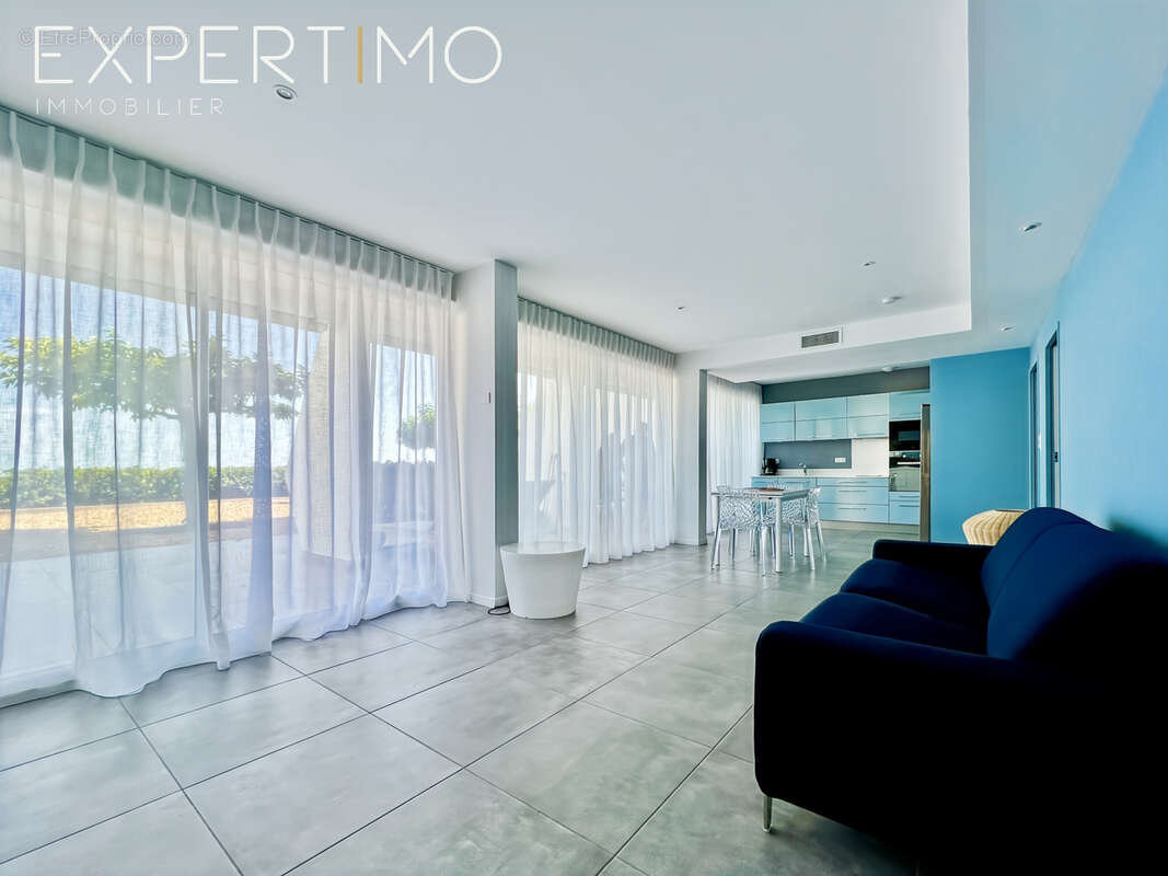 Appartement de Type T3 avec belle terrasse, très beau jardin, deux places de parking, un cellier . - photo 4