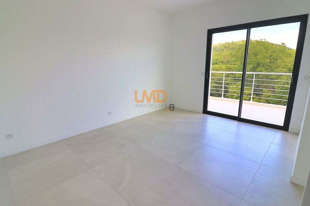 Besse sur Issole dans le Var: maison T6 145m2 terrain 670m2 - photo 9