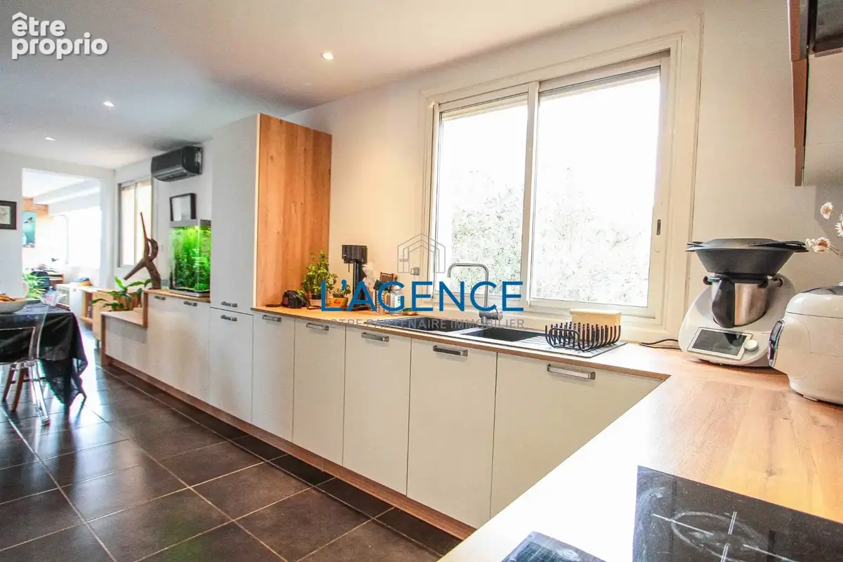 Appartement 5 pièces de 146m2 habitables  au premier et dernier étage avec 2 stationnements extérieur - photo 3