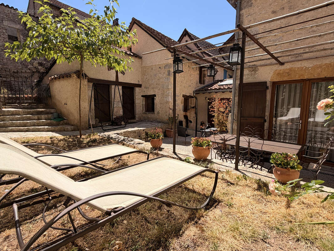 Maison en pierre avec cour au centre de Cajarc - photo 2