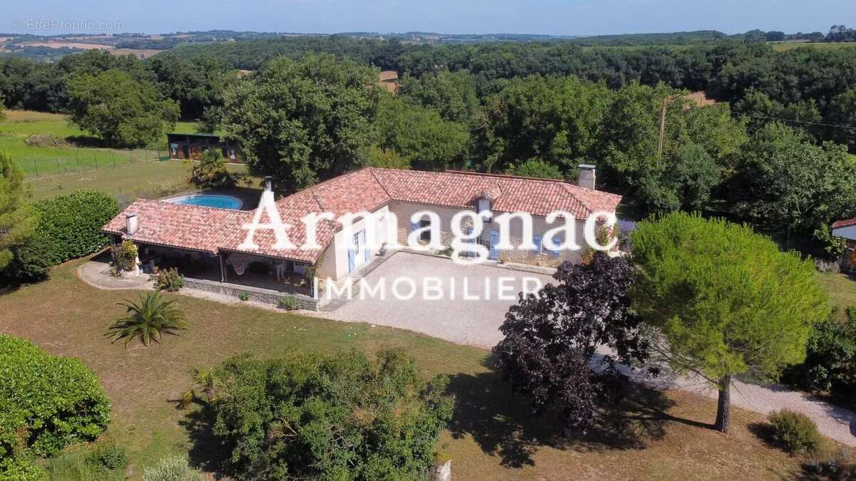 Maison à VIC-FEZENSAC