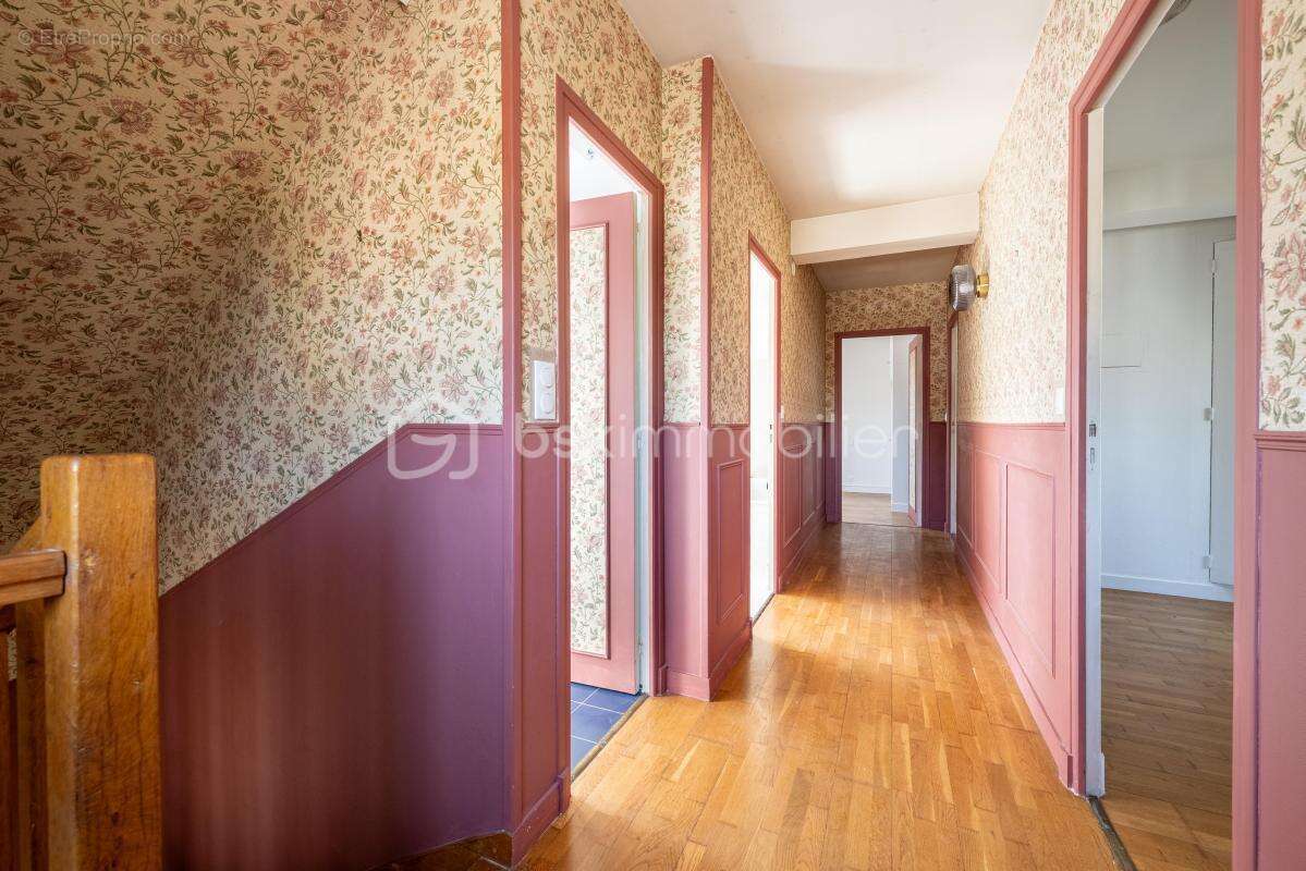 Très belle maison rénovée des années 1970 composée de ses 4 chambres, de son sous-sol total et de son jardin clos sans vis-à-vis - photo 10
