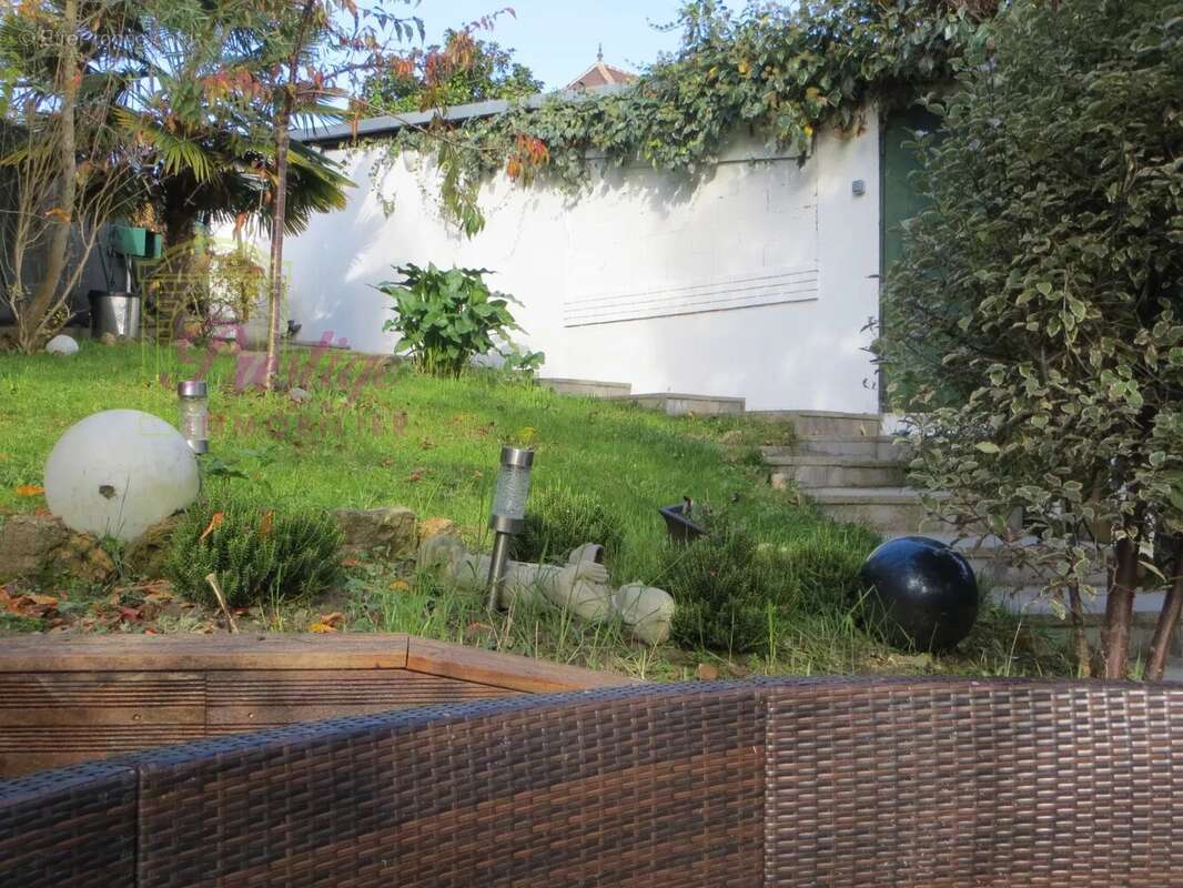 Maison à LE MESNIL-LE-ROI