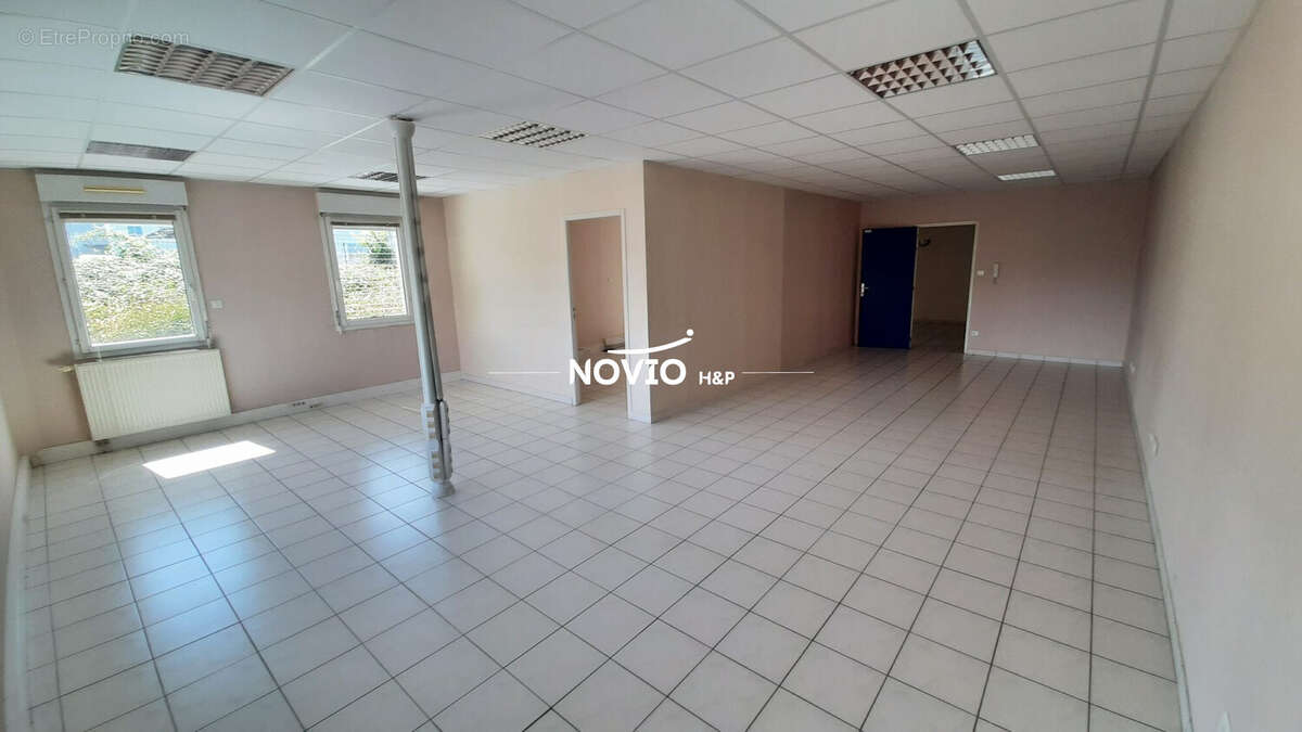 Commerce 980 m² à Poitiers  - photo 5