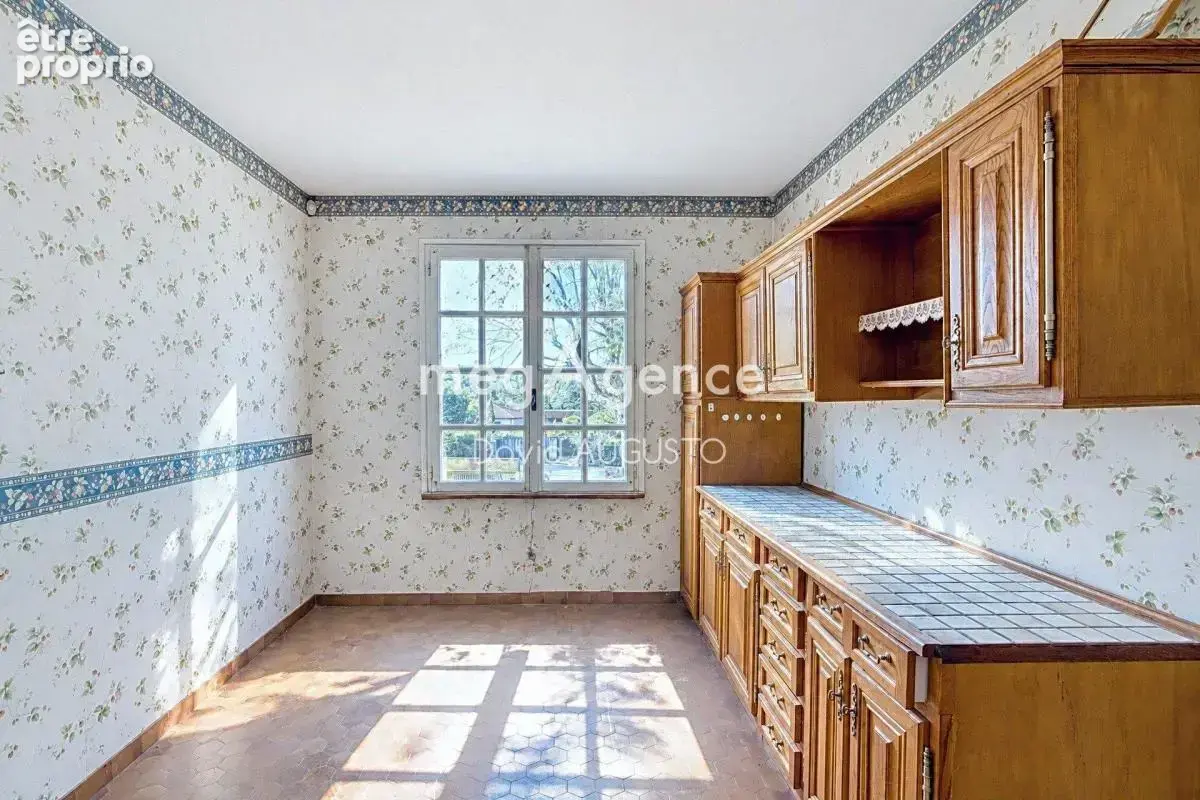 Rare à Tassin le Bourg, maison sur sous-sol complet, terrain de 900m2 - photo 5