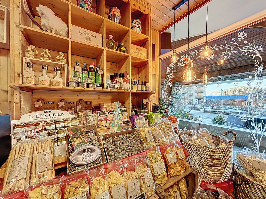 Commerce à ENCHASTRAYES