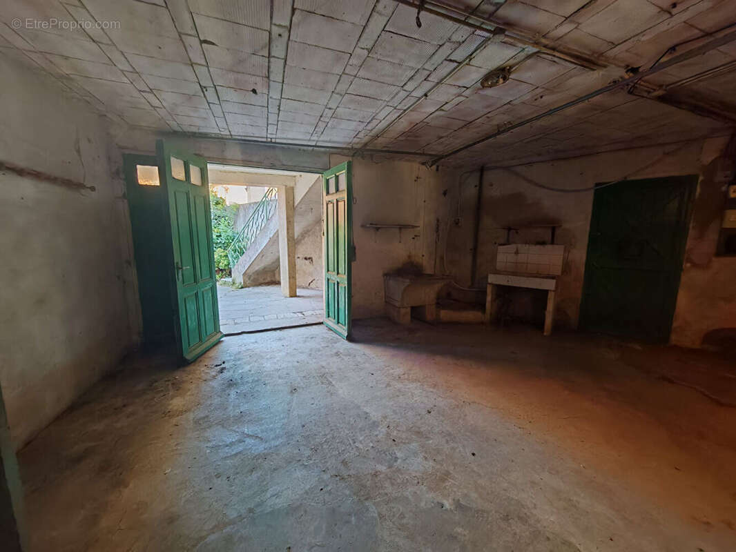 Maison de village avec jardin, garage et dépendances , Fort potentiel d'aménagement - photo 16