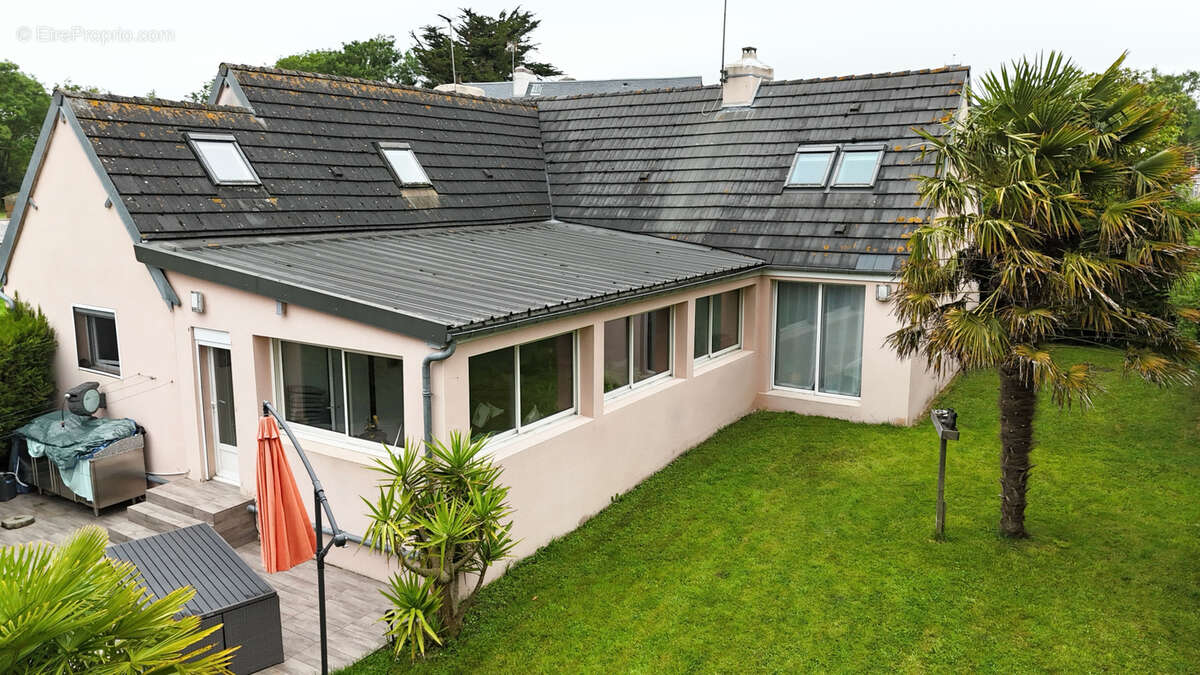 Maison familiale avec grand garage, carport et jardin - photo 2