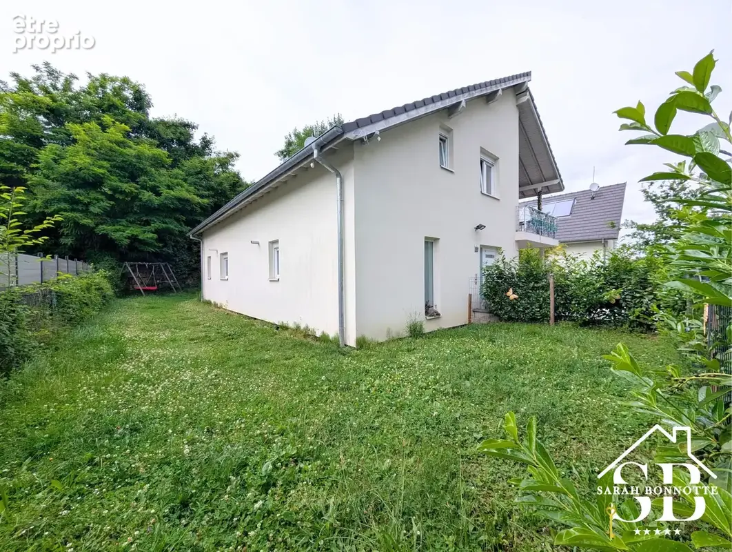 Une propriété à part : élégante, familiale et singulière, alliant lieu de vie et patrimoine - photo 3