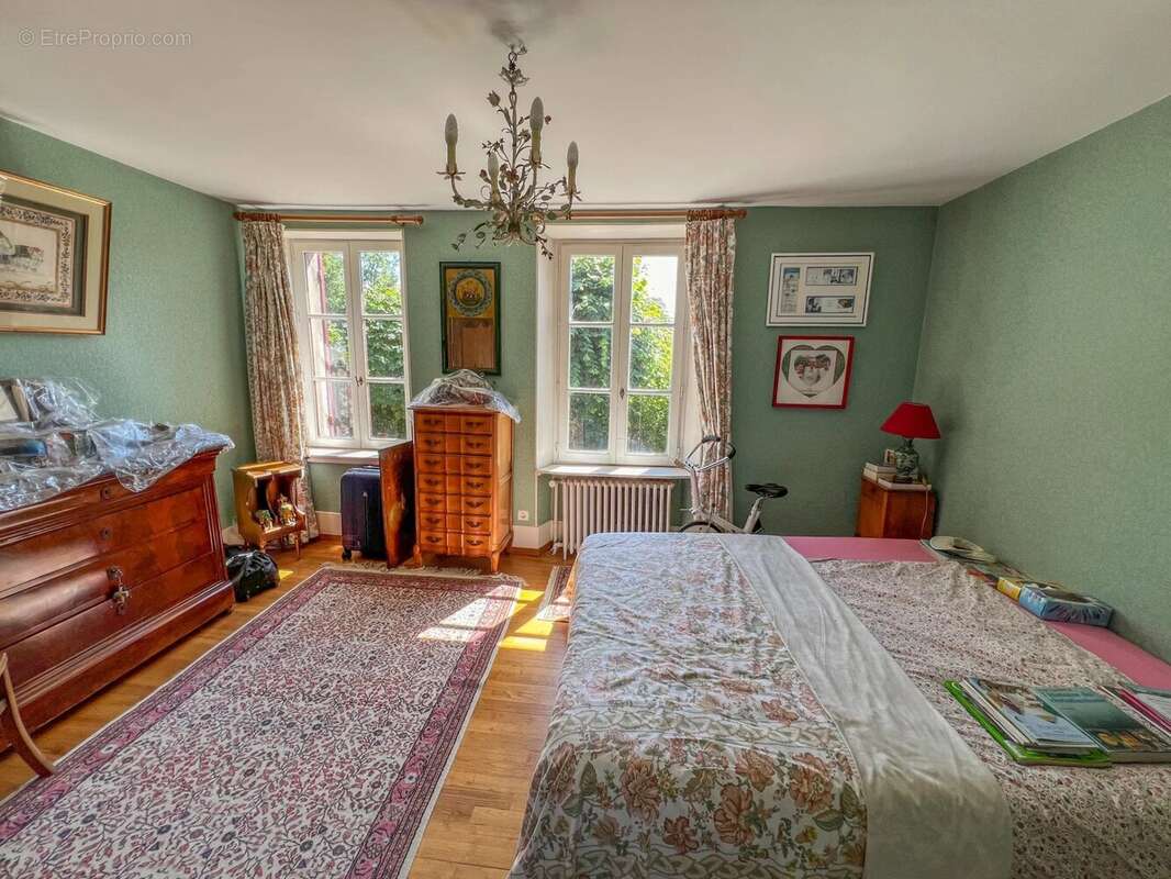 Maison à LE MESNIL-SAINT-DENIS