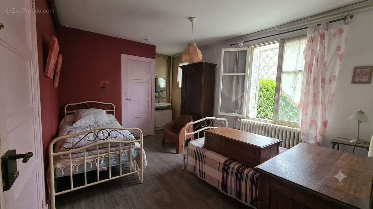 Maison familiale avec beau potentiel – 108 m² habitables – 4 à 5 chambres possibles – Garage – Terrain clos de 396 m² - photo 17