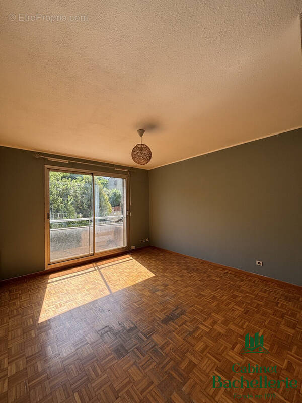Appartement à MARSEILLE-4E