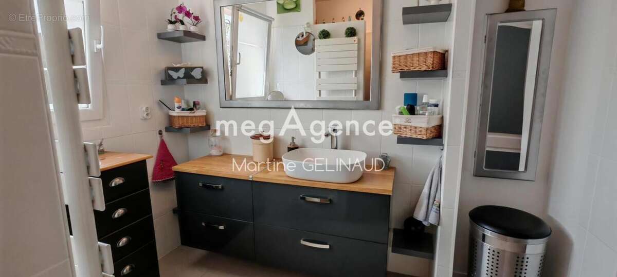 Maison 100 m² à Saint-Georges-Des-Coteaux  - photo 7