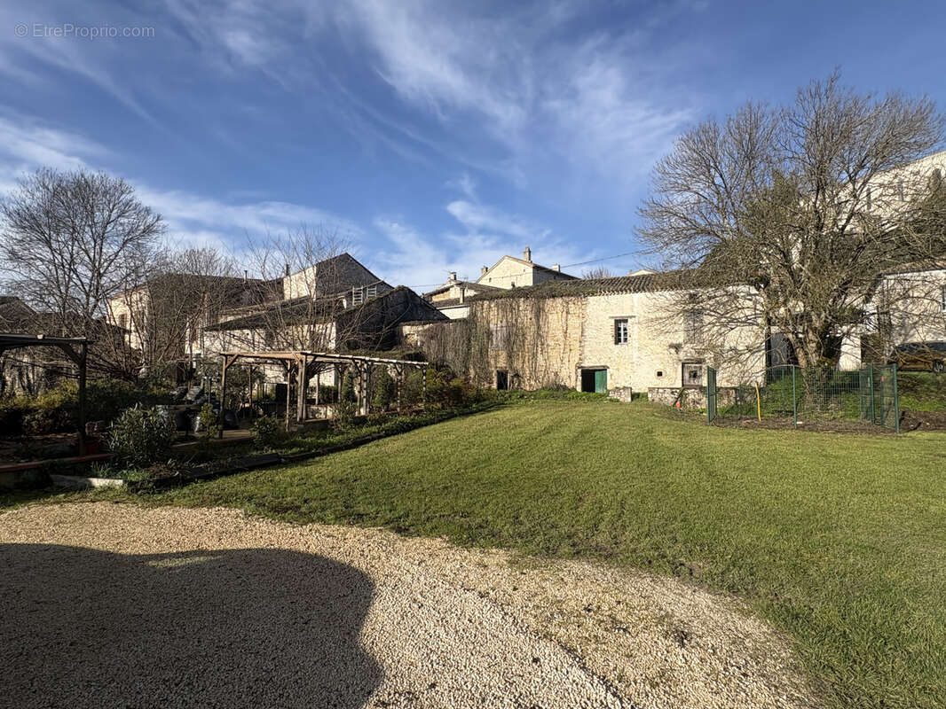 Commerce à MONTAIGU-DE-QUERCY