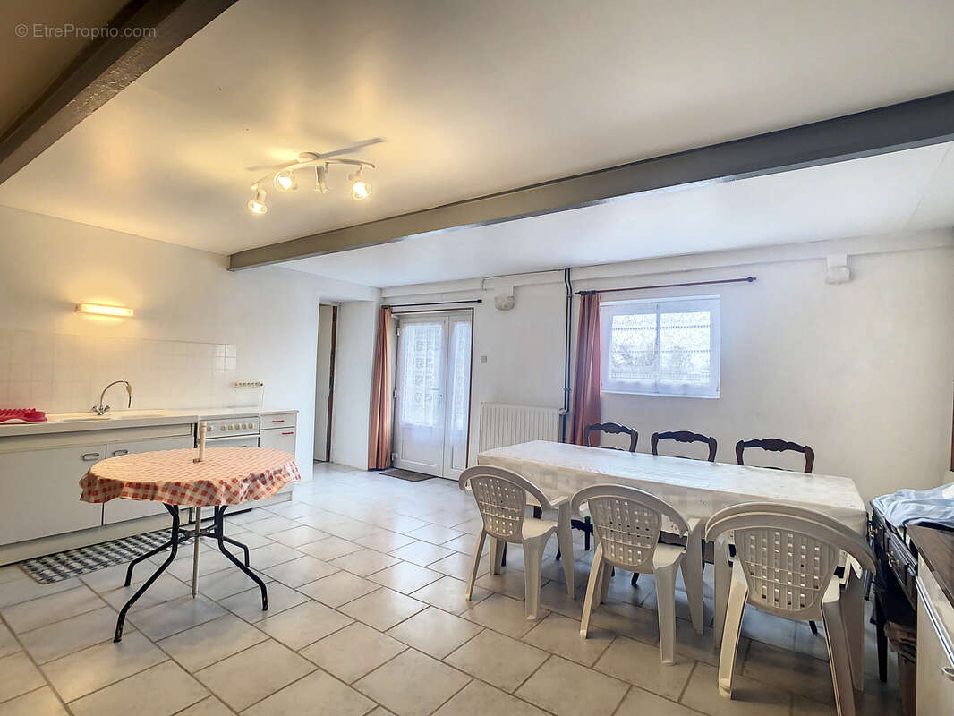 Maison à LES MOITIERS-D'ALLONNE