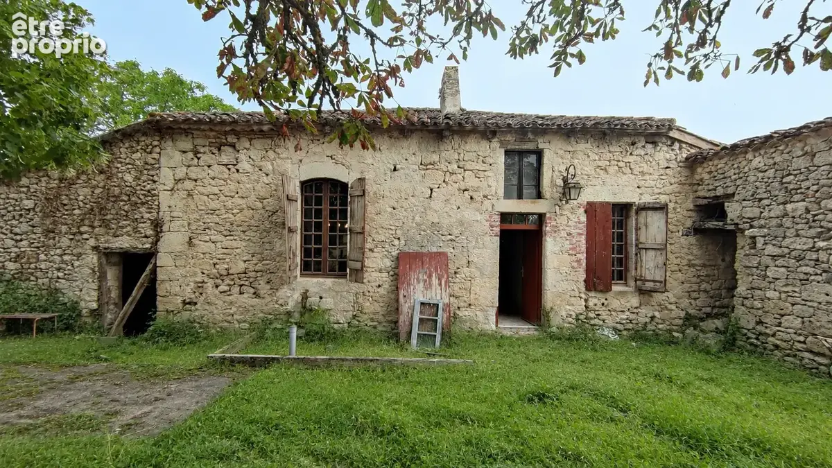 Beau potentiel pour cette propriété en pierre à rénover avec une maison, une grange et un terrain 7802 m2 avec - photo 7