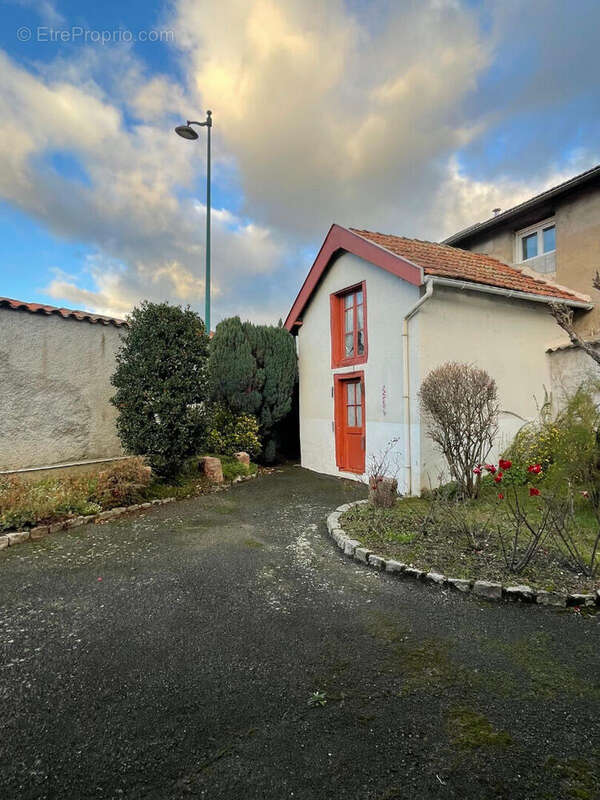 Maison à CHAZELLES-SUR-LYON